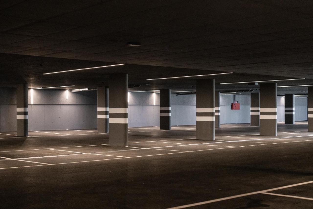 Santre Dolomythic Home ブレッサノーネ エクステリア 写真 The interior of the parking garage