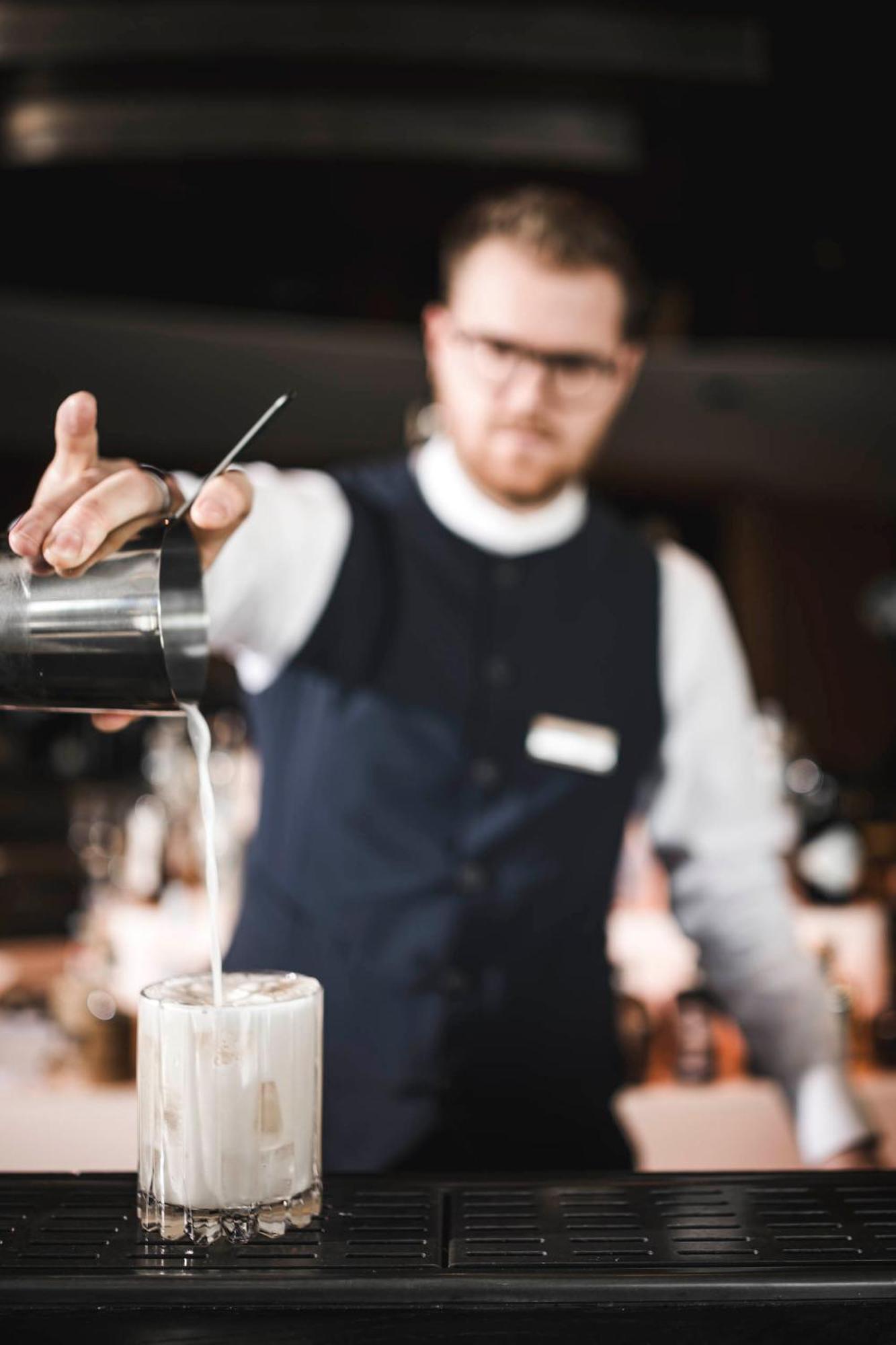 Santre Dolomythic Home ブレッサノーネ エクステリア 写真 A barista making a coffee drink